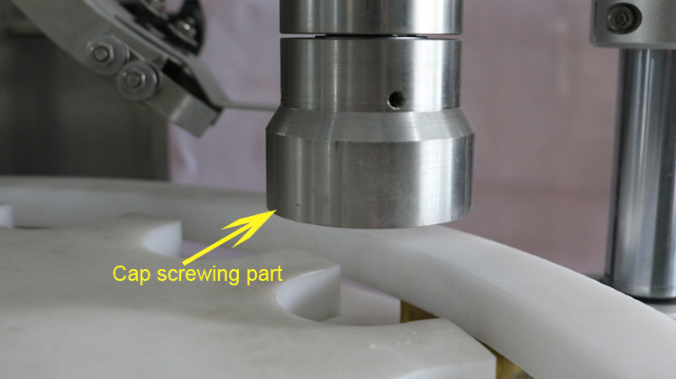 ക്യാപ് സീലിംഗും സ്റ്റാർ വീൽ റണ്ണിംഗും ഉള്ള 500 മില്ലി റ round ണ്ട് ബോട്ടിൽ ഫില്ലിംഗ് മെഷീൻ