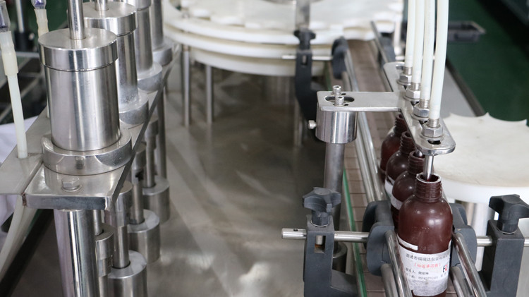 ക്യാപ് സീലിംഗും സ്റ്റാർ വീൽ റണ്ണിംഗും ഉള്ള 500 മില്ലി റ round ണ്ട് ബോട്ടിൽ ഫില്ലിംഗ് മെഷീൻ